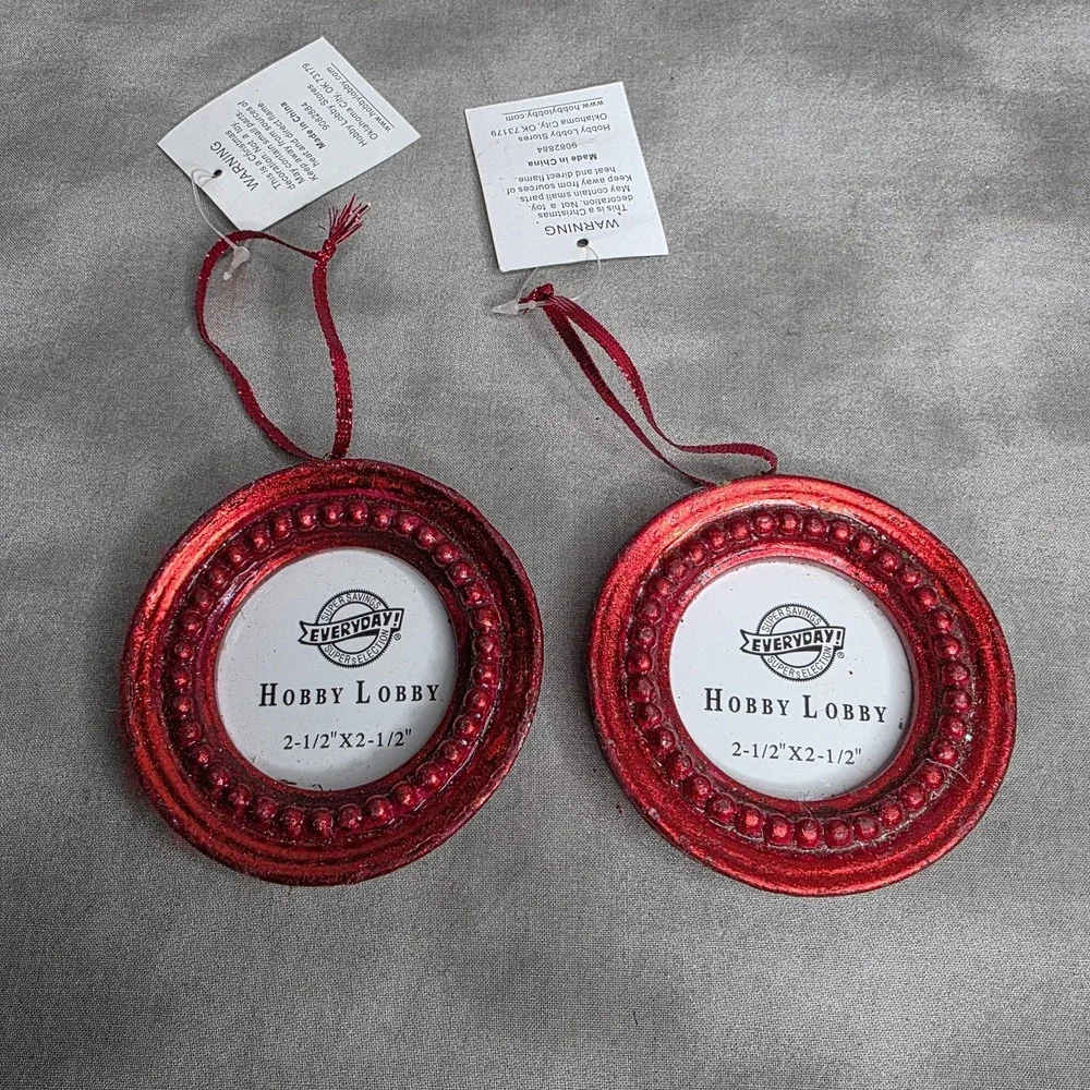 (X2) Red Round Christmas Picture Frame Oranaments 2.5